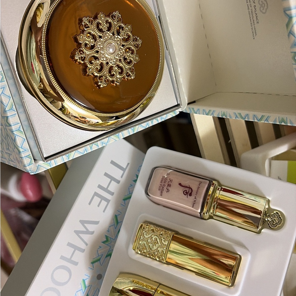 The History of Whoo Gold Compact Cushion and Primer with Lipstick Set